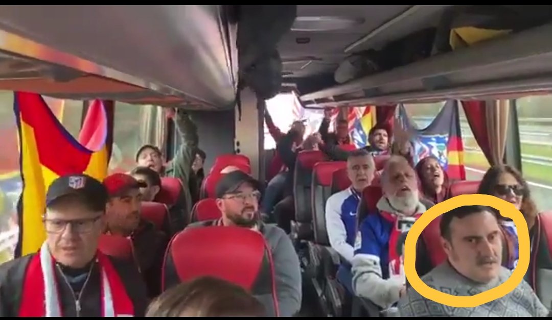 Gontzaloro's tweet photo. @elcorreo_com Salta la sorpresa en Las Gaunas. Resulta que los "aficionados" del Atlético agredidos son los del "Sieg heil" del autobús. https://t.co/uDXK4iswvK https://t.co/Jc5VOZkRjo