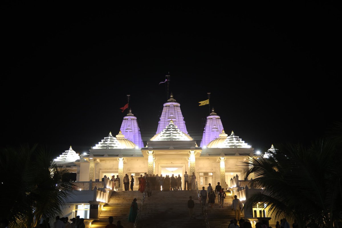 જામનગરમાં ત્રિમંદિર ખાતે વર્તમાન તીર્થંકર શ્રી સીમંધર સ્વામી સહિત દેવી દેવતાઓના દર્શન કરીને  દેશ અને રાજ્યના સૌ નાગરિકોની સુખાકારી હેતુ પ્રાર્થના કરી.