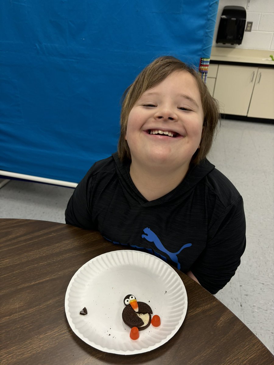 MissScott31's tweet photo. We made penguins in cooking today! #RESBelieves #ElevateStafford @RockhillES https://t.co/MmCXLjT1N4