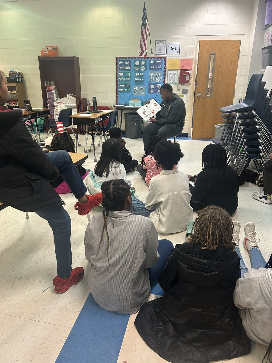 JordanMill58's tweet photo. Great day to read with the students from Jefferson Elementary#readacrossamerica https://t.co/K32jXqSA3A