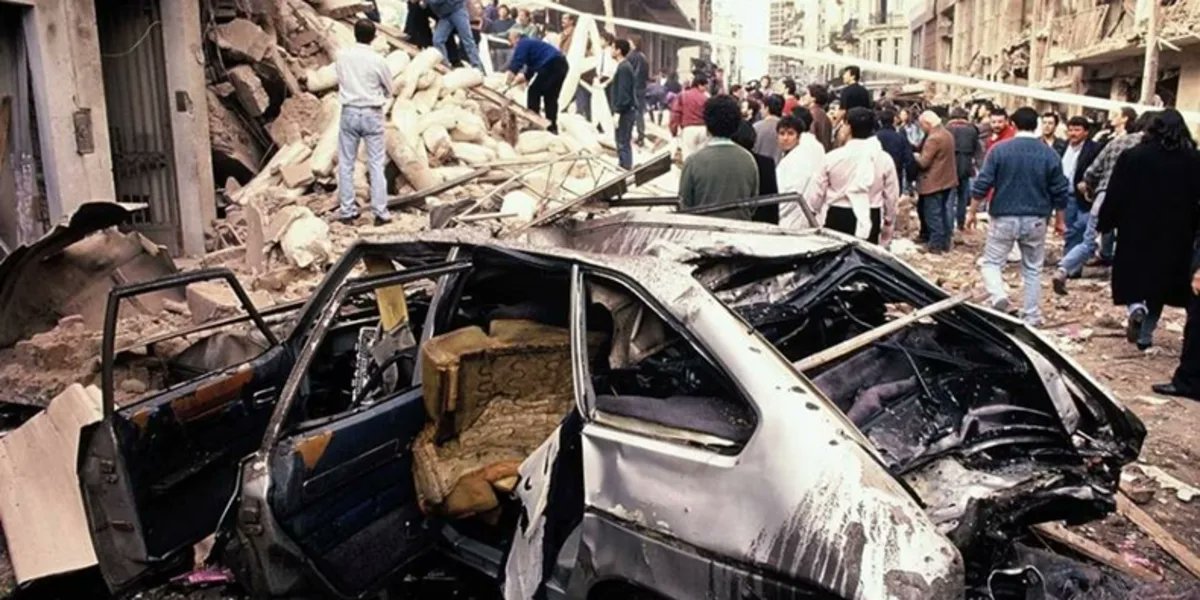 ChismecitoTime_'s tweet photo. Agostina: "Si no vuelan como la AMIA" 

El atentado a la AMIA fue un ataque terrorista con coche bomba que sufrió la Asociación Mutual Israelita Argentina en la Ciudad Autónoma de Buenos Aires el lunes 18 de julio de 1994. Pero ella tiene valore

#GranHermano #GranFuria https://t.co/4xOaoTGKMU