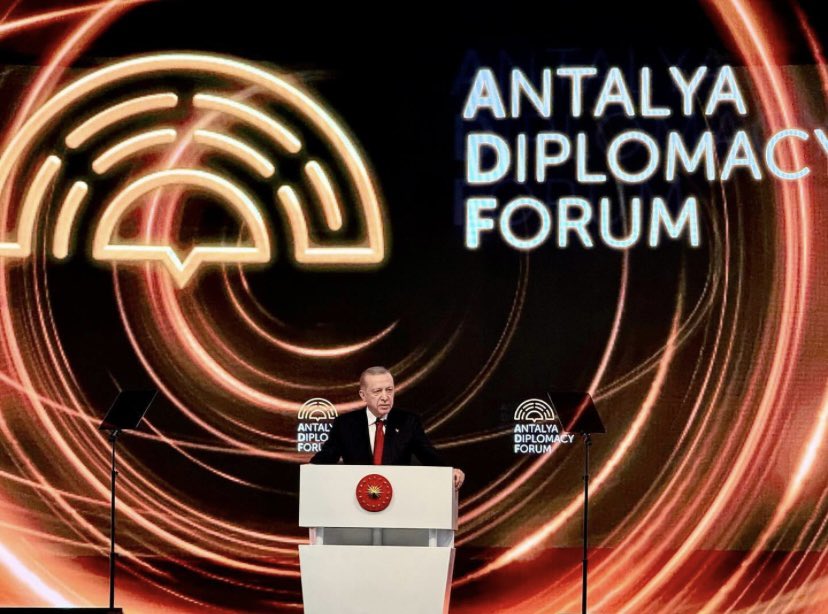 Türkiye'nin diplomasi gücünü gösteren ve dört gün sürecek olan Antalya Diplomasi Forumu bugün başladı. #diplomasi #diplomacy #antalyadiplomasiforumu #antalyadiplomacyforum #türkiye