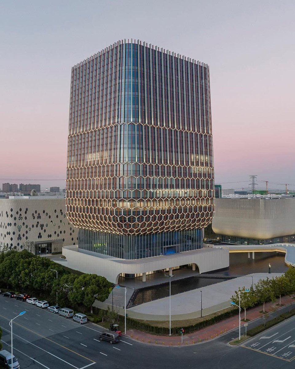 parametricarch's tweet image. 8 eye-catching parametric facades.

Tap the link to read more: parametric-architecture.com/8-eye-catching…