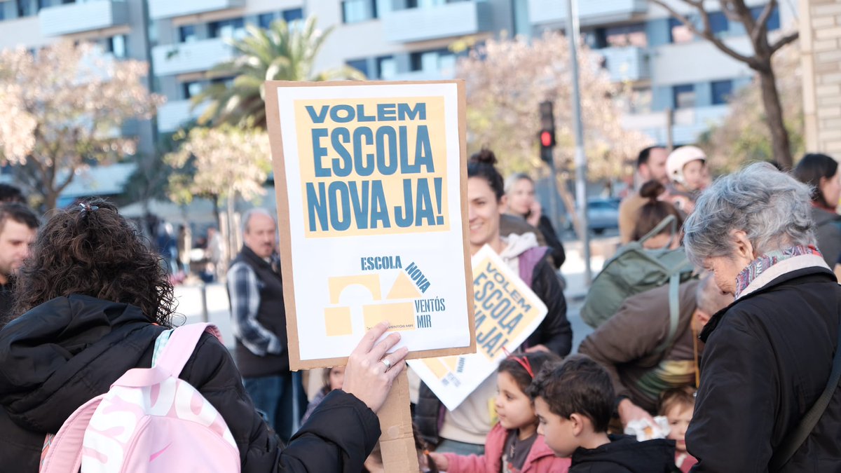 5 escoles de #Badalona tallen el trànsit en diferents punts de la ciutat en aquests moments per reclamar entorns segurs i saludables. Entre les reivindicacions, Ventós Mir exigeix una nova escola.