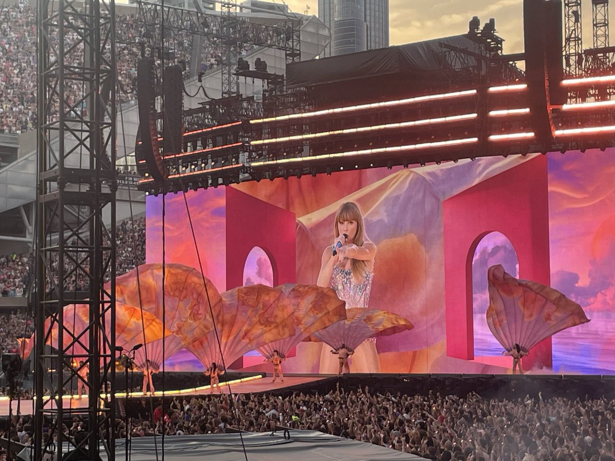 drop the first picture you took of taylor at the eras tour

Chicago n1