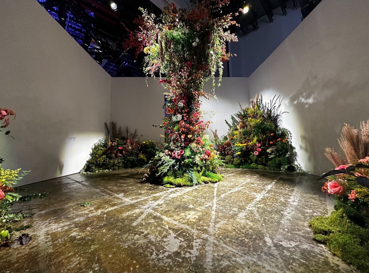 As spring approaches, we're geared up to transform imaginative visions into breathtaking realities. From stunning floral installations to custom builds, count on our world-class artisans to create something truly magnificent!