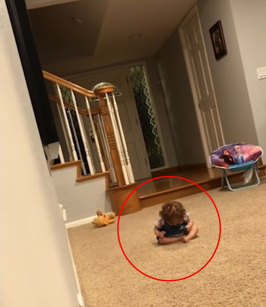 อันนี้น่ากลัวมาก มีวัยรุ่นคนนึงได้งานเป็นพี่เลี้ยงให้กับน้องผู้หญิงคนนึงตอนแม่น้องไม่อยู่ แต่น้องดันมีตุ๊กตาตัวนึงที่น้องชอบเอาไปวางไว้ไกลๆ ไม่อยากไปเล่นด้วย พอพี่เลี้ยงถามว่าทำไมน้องเลยบอกว่า “เพราะตอนหนูเล่นซ่อนหา เขาขยับได้ค่ะ” (มีต่อ)