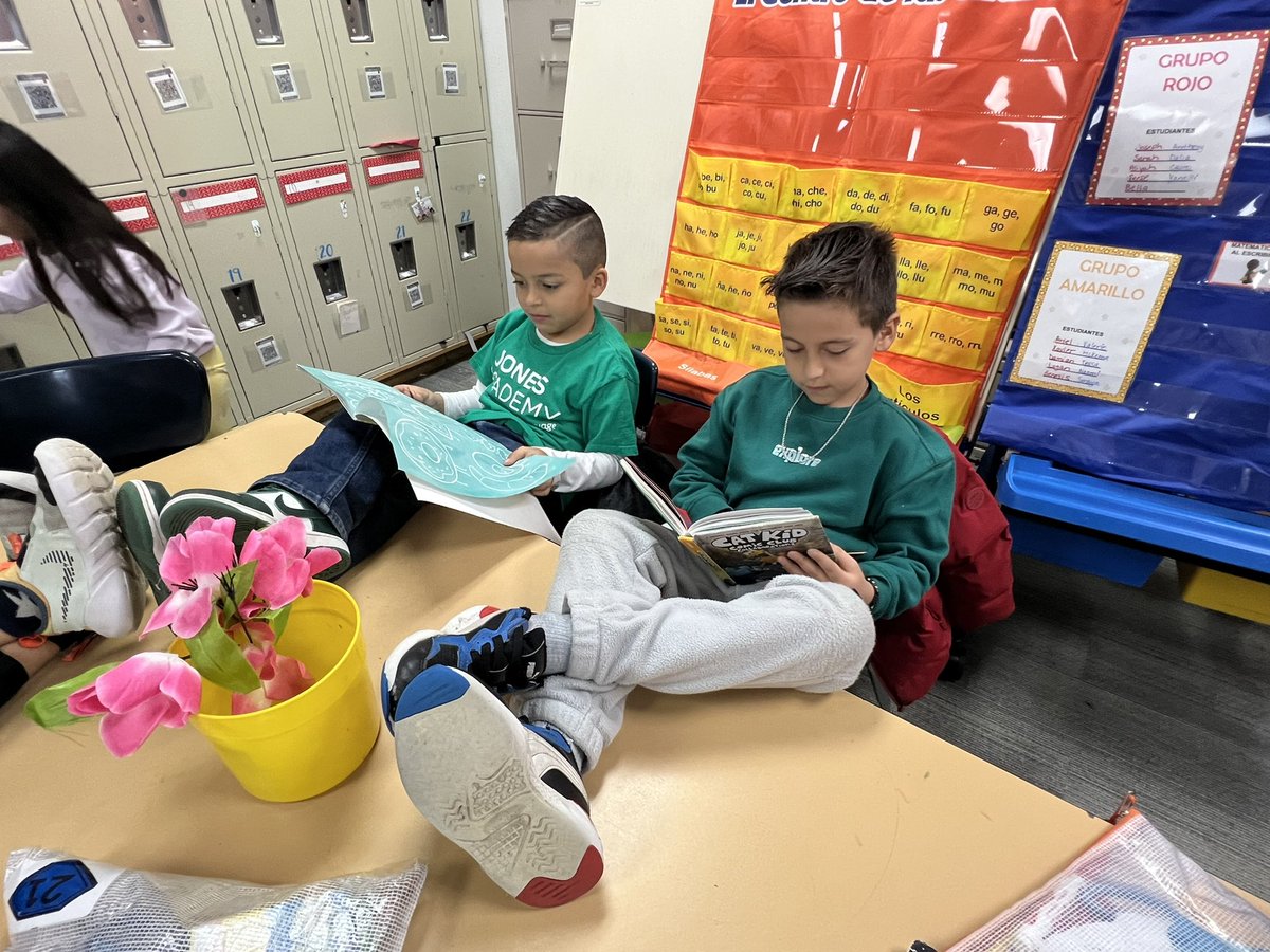 JonesAcademy1's tweet image. Reading like bosses! #sololomejor