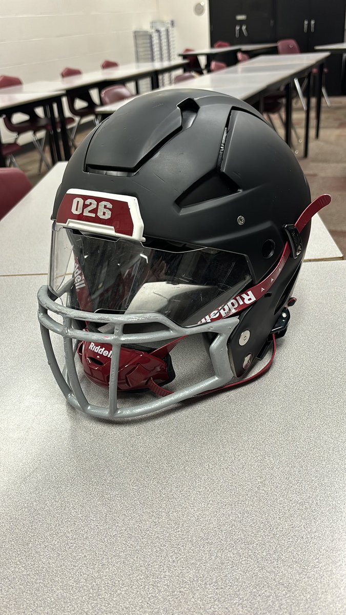 After 5 seasons of the white lids and wing decals, it’s time to freshen things up a little bit!  Decal mockups coming soon!!! <a href="/HelmetMissouri/">Missouri Helmet Project</a>