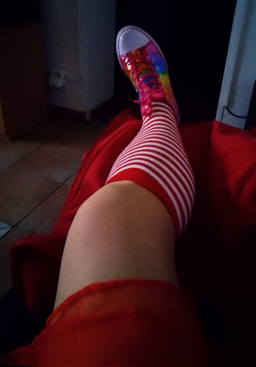 Eine Angehörige war eben da... 'Ich habe Dich Rosenmontag gesehen. Das Outfit mit Deinen Beinen geht garnicht!'
Ja, so habe ich auch geguckt!
⬇️ Meine Beine, mein Outfit...