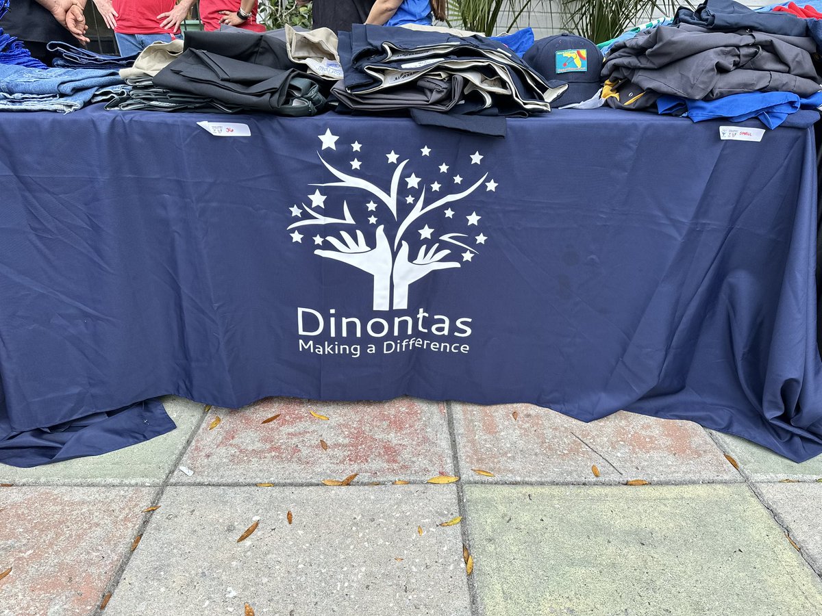 tommieoneeye's tweet image. Your local Ocala AT&amp;amp;T store is with @ATTVeteransERG, @Dinontas, @VOANNE to support our local Veterans. Clothing, snacks &amp;amp; haircuts! @BatesKawanna @jemeFL @jrluna11 @Jason_Hart0 @MatthewCLinden @RandyMelbourne @Sumitra_Coote @CoraWilson2011 @KatrinaS_OneFLA #attlife @One_FLA @ATT