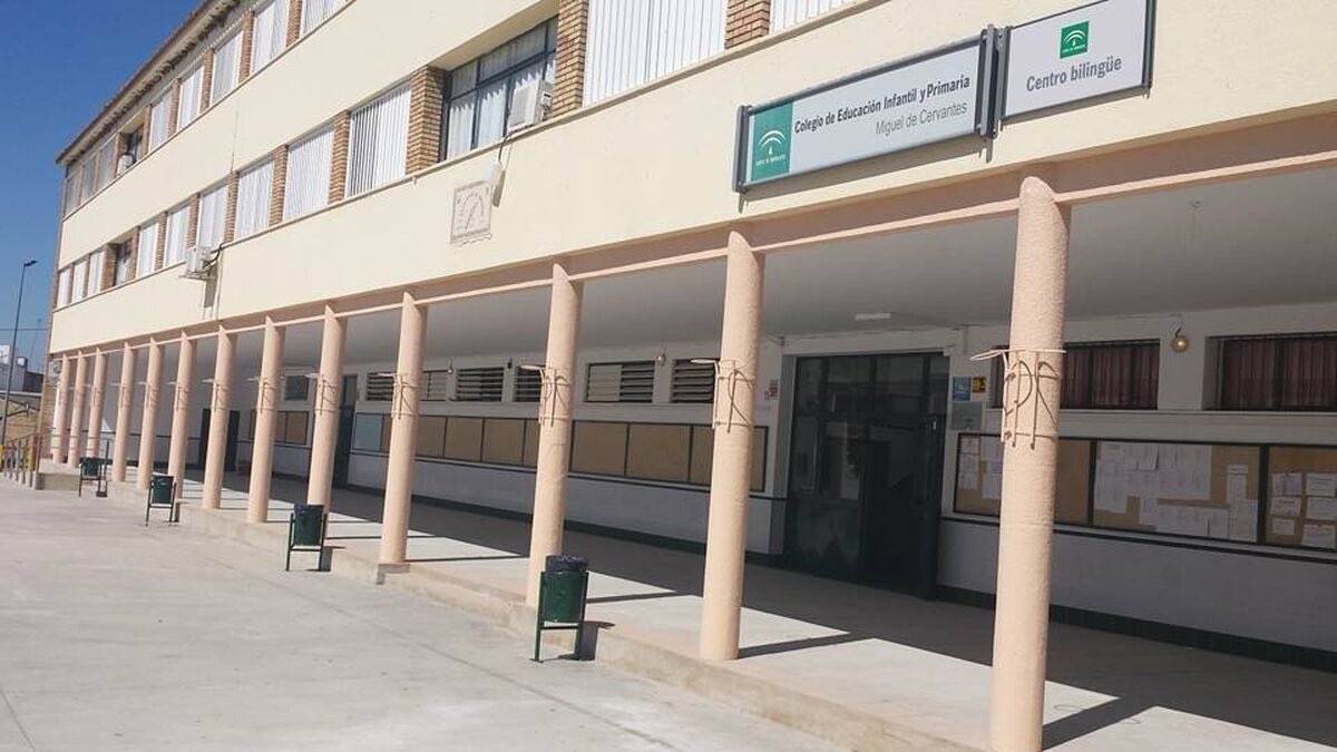 FranCarrasco's tweet photo. Profundamente preocupado por todo lo que ha acontecido este medio día en #Lepanto. 

Es intolerable que se produzcan este tipo de #reyertas en nuestro pueblo; pero más preocupante aún es que se produzcan en la puerta de un colegio y coincidiendo con el horario de salida de los niños y niñas. 

Urge tomar decisiones valientes y contundentes para garantizar la seguridad y el bienestar de nuestros vecinos y vecinas. 

Mi agradecimiento público a Policía Local y Guardia Civil, así como al equipo directivo y profesorado del CEIP Miguel de Cervantes, por la rápida actuación.