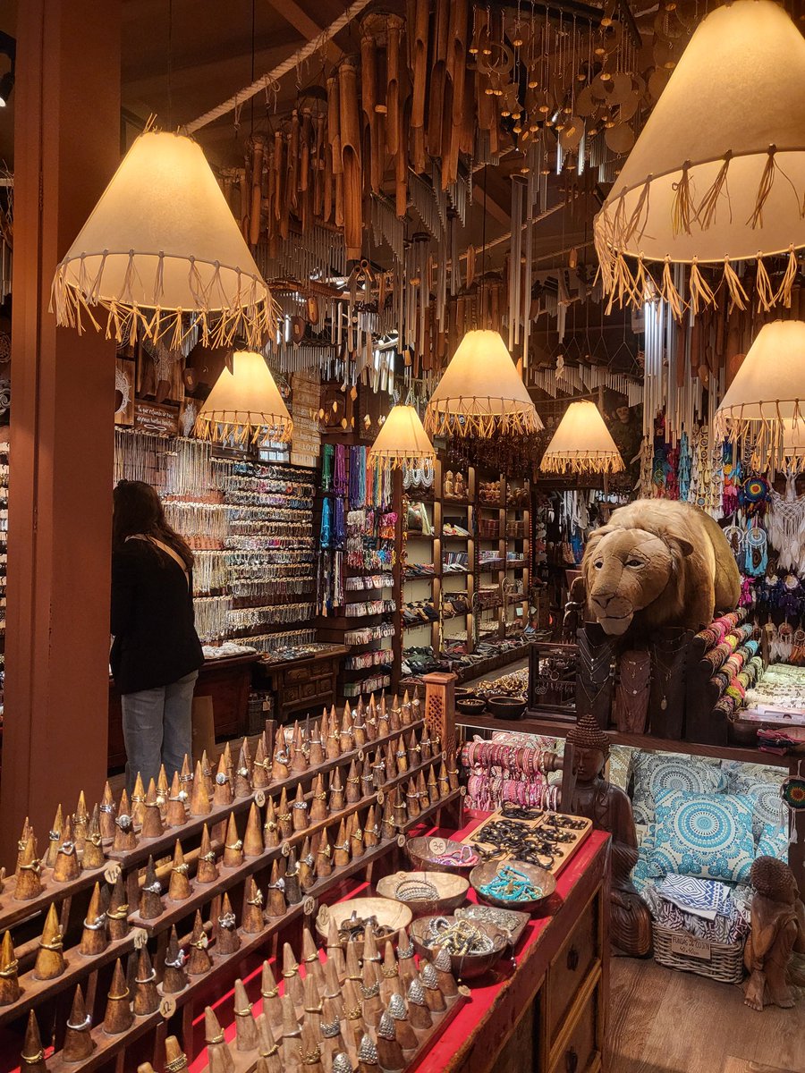 YffulMagic's tweet image. Petite boutique ésotérique à Barcelone et of course je me suis prise un bracelet d'aventurine verte 🍀🤭