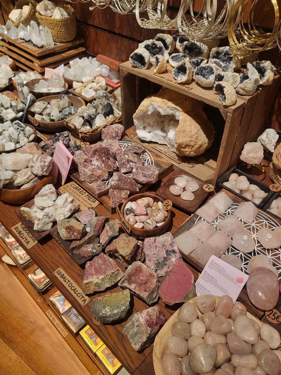 YffulMagic's tweet image. Petite boutique ésotérique à Barcelone et of course je me suis prise un bracelet d'aventurine verte 🍀🤭