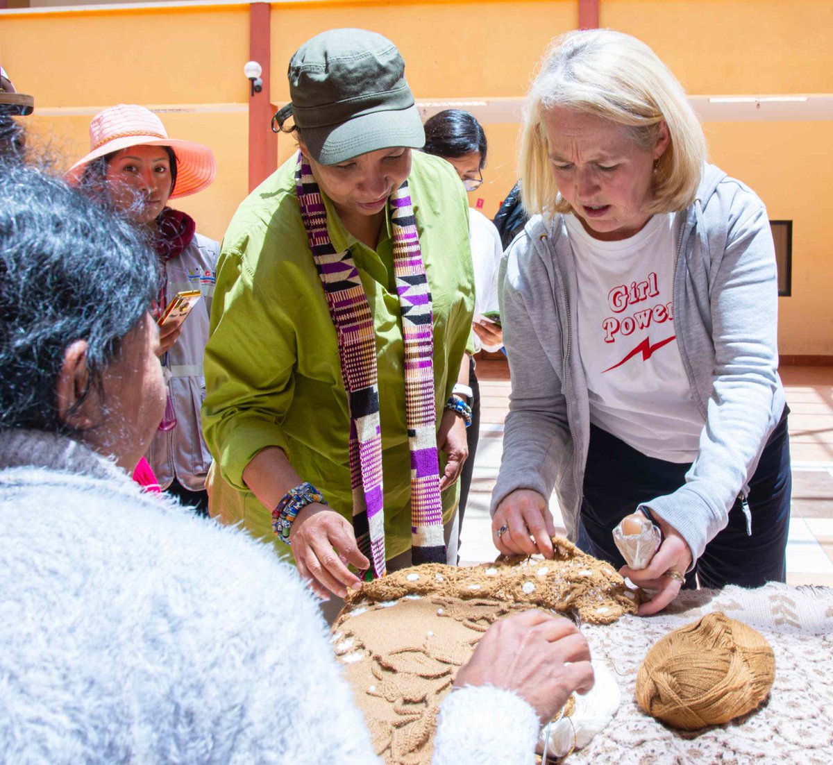 🌟 ¡Empoderando a mujeres jóvenes en Bolivia! 📷 Proyectos que brindan habilidades y recursos para un futuro brillante. ¡Recibimos a Rose Caldwell, Directora Ejecutiva de Plan International UK, y a Camille Nuamah, Representante Residente del @BancoMundial en #Bolivia! 📷