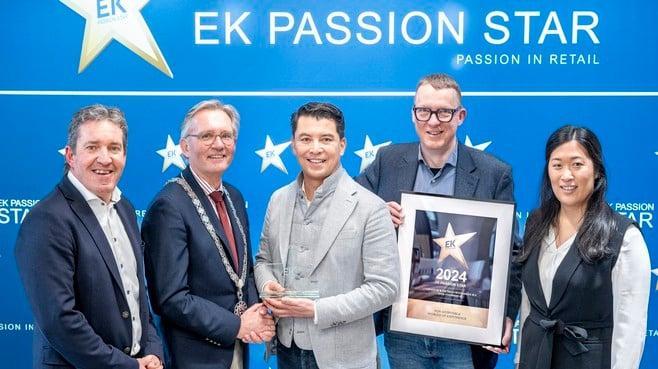 gooieneemlander's tweet photo. ’Vette’ award voor Hilversumse boekhandel Libris Voorhoeve: EK Passion Star 2024 voor Gastvrijheid #gooieneemlander https://t.co/d0513on16a https://t.co/qMP2H9wvgv