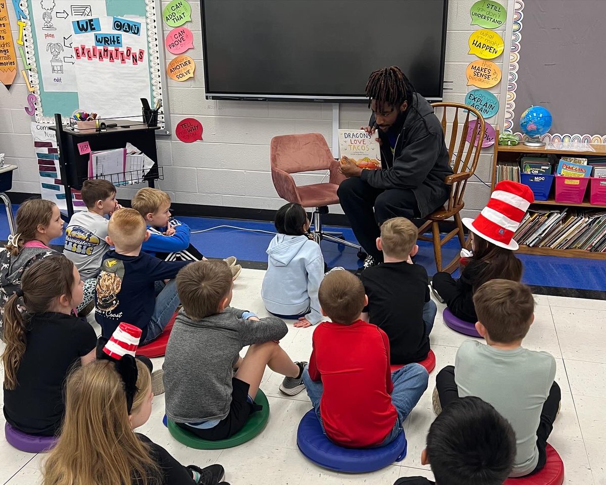 𝙄𝙏’𝙎 𝘽𝙄𝙂𝙂𝙀𝙍 𝙏𝙃𝘼𝙉 𝙁𝙊𝙊𝙏𝘽𝘼𝙇𝙇 Wide receiver, DJ Linkins, spent his morning at Algood Elementary spending time with a class and reading to them. He is making an impact in the Cookeville community! #WingsUp | #AimHigh