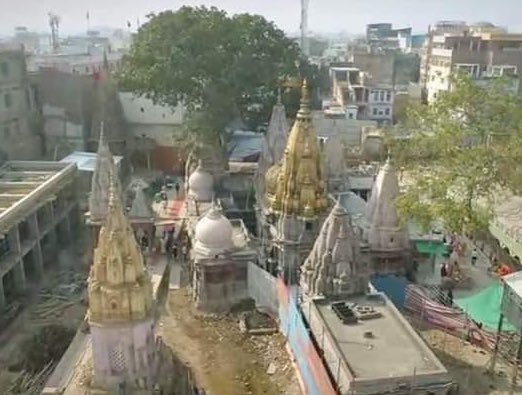 This is Shiv Temple made by Maharani Ahilyabai Holar. This was Vishwanath panchayatan before Lockdown. Now compare the current image. You will find only garbh graha and hotels surrounding it.