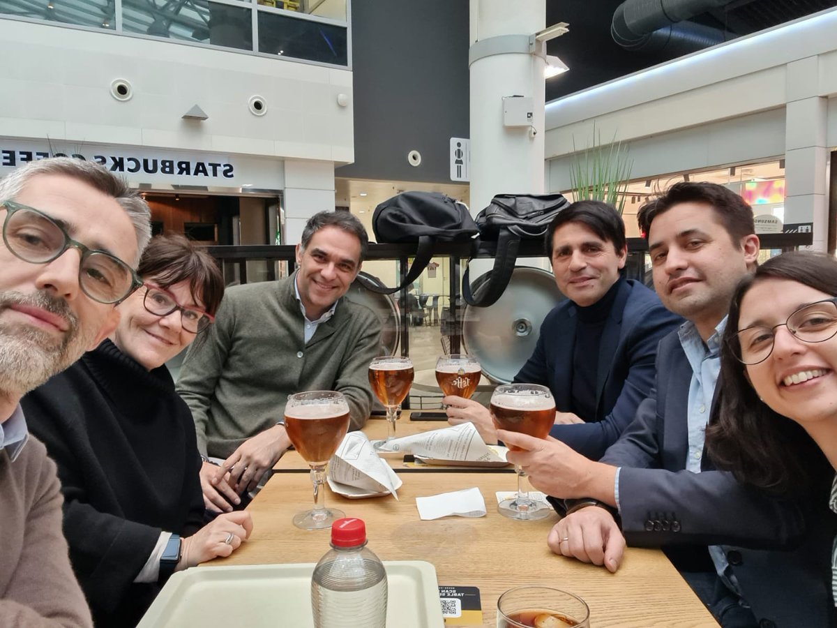A little bit of fun with my Italian friends in Bruxelles Airport after a long day at @EORTC HQ for the BTG general assembly.Ready for @Legato_Horizon trial first patient expected in March @DrLombardiGiu @PessinaPessina @martapdn