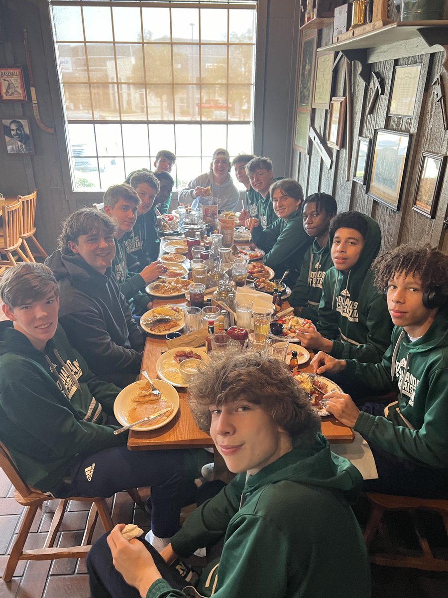 Pregame meal ⁦<a href="/CrackerBarrel/">Cracker Barrel</a>⁩ as we drive toward Waco today for the TAPPS 5A Final Four! This team has amazing future husbands and fathers, we are honored to coach them!
#b3rdathletics ⁦<a href="/twcasports/">Woodlands Christian</a>⁩ ⁦<a href="/vypehouston/">VYPE Houston</a>⁩ ⁦@B3rdAthletics⁩