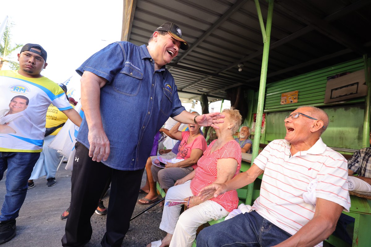 MULINO RECORRE VILLA LORENA EN REPRESENTACIÓN DE RICARDO MARTINELLI

«Este jueves estamos compartiendo con los residentes de la barriada Villa Lorena, en representación de Ricardo Martinelli, quien no puede estar haciendo campaña; estoy conociendo las necesidades para poder