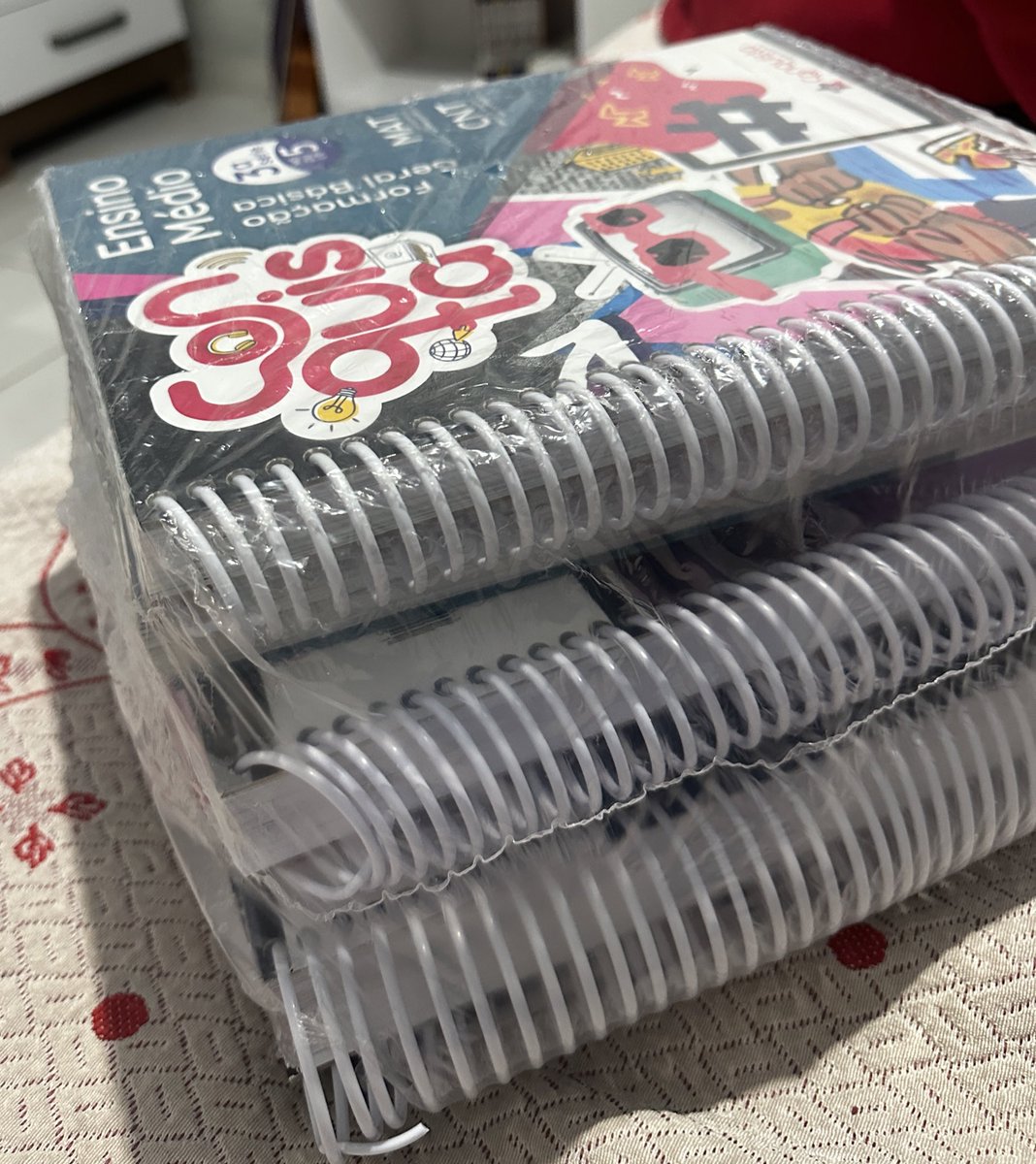 vitoriwstudy's tweet image. meus livros da escola chegaram, e que humilhação carregar uns 6kg de livro pela escola