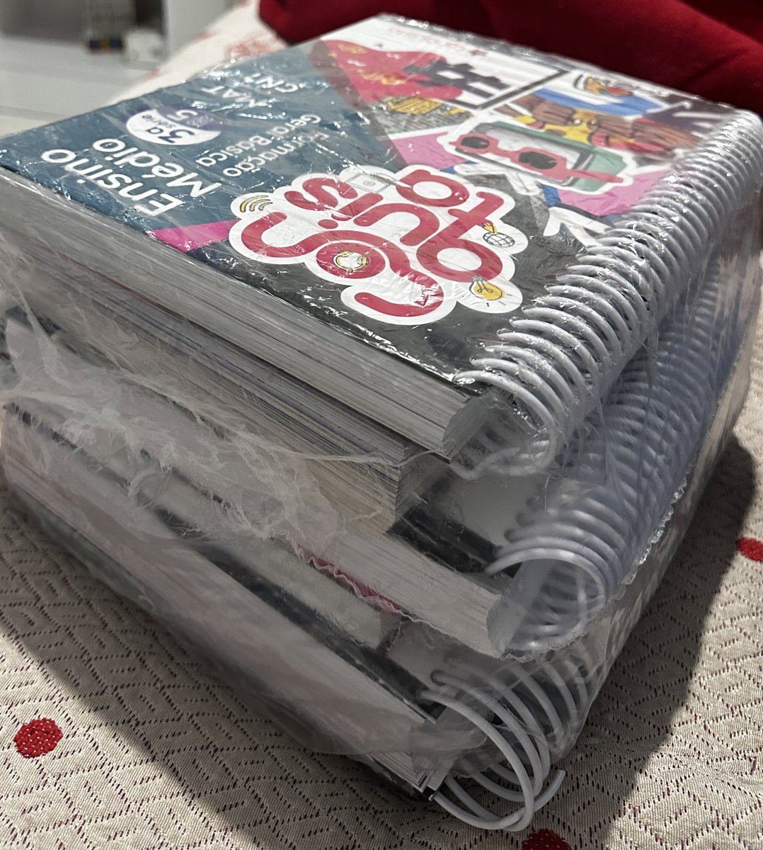 vitoriwstudy's tweet image. meus livros da escola chegaram, e que humilhação carregar uns 6kg de livro pela escola