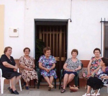 hlsweetpark's tweet photo. las señoras de magallon esperando a martin con bollitos de crema https://t.co/hXh3L9t2K9