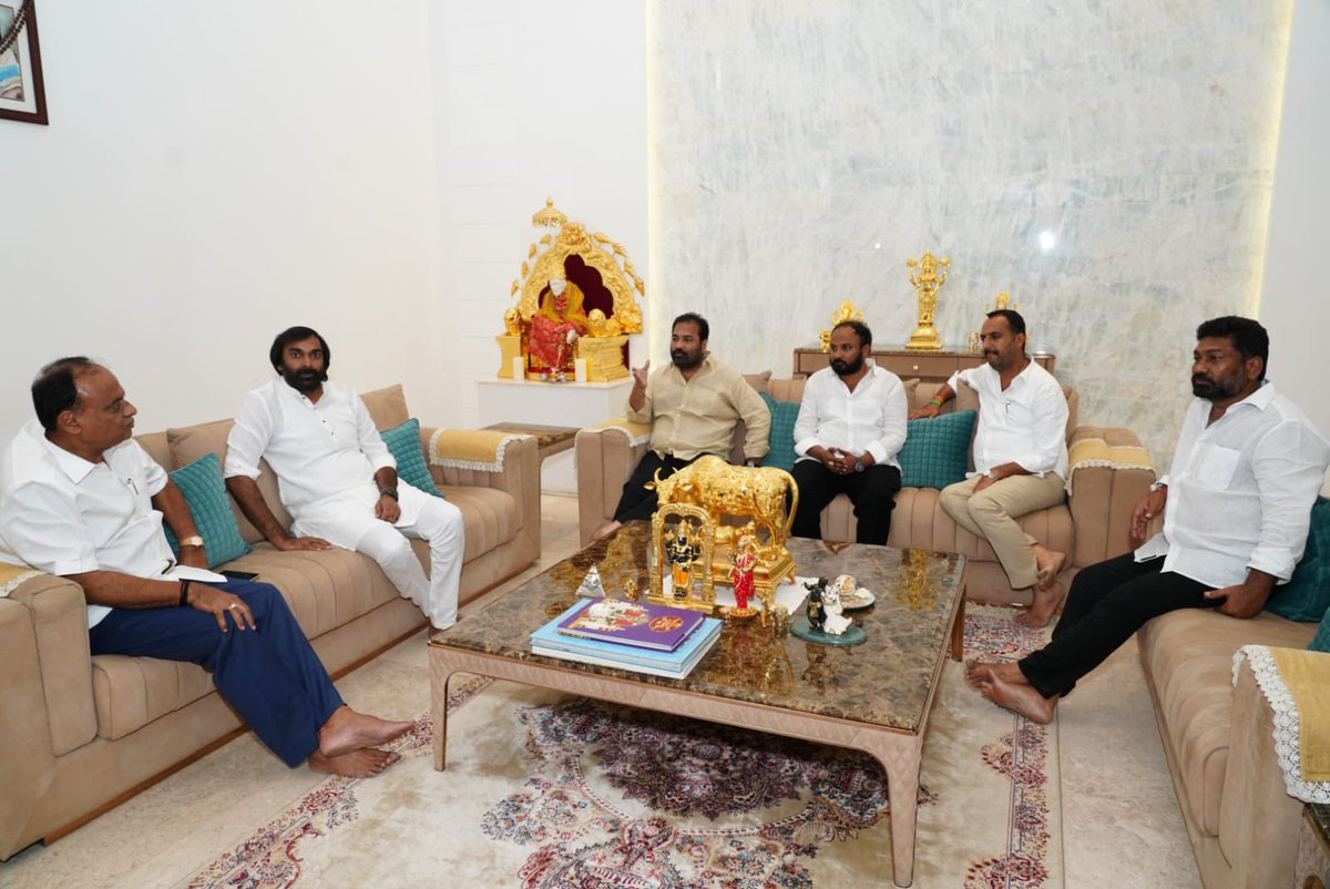 ManukranthReddy's tweet photo. ఈరోజు రాజ్యసభ్యులు వేమిరెడ్డి ప్రభాకర్ రెడ్డి గారి తో మర్యాదపూర్వక భేటీ మరియు నెల్లూరు జిల్లా లో పలు రాజకీయ అంశాలపై సుదీర్ఘంగా చర్చించడం జరిగింది.  ఇటీవలే వైసీపీ పార్టీ కి రాజీనామా చేసినందుకు వారికి అభినందనలు తెలియజేయడం జరిగింది. 

@PawanKalyan @mnadendla 
#JanaSenaParty https://t.co/4y7dI5IgqM