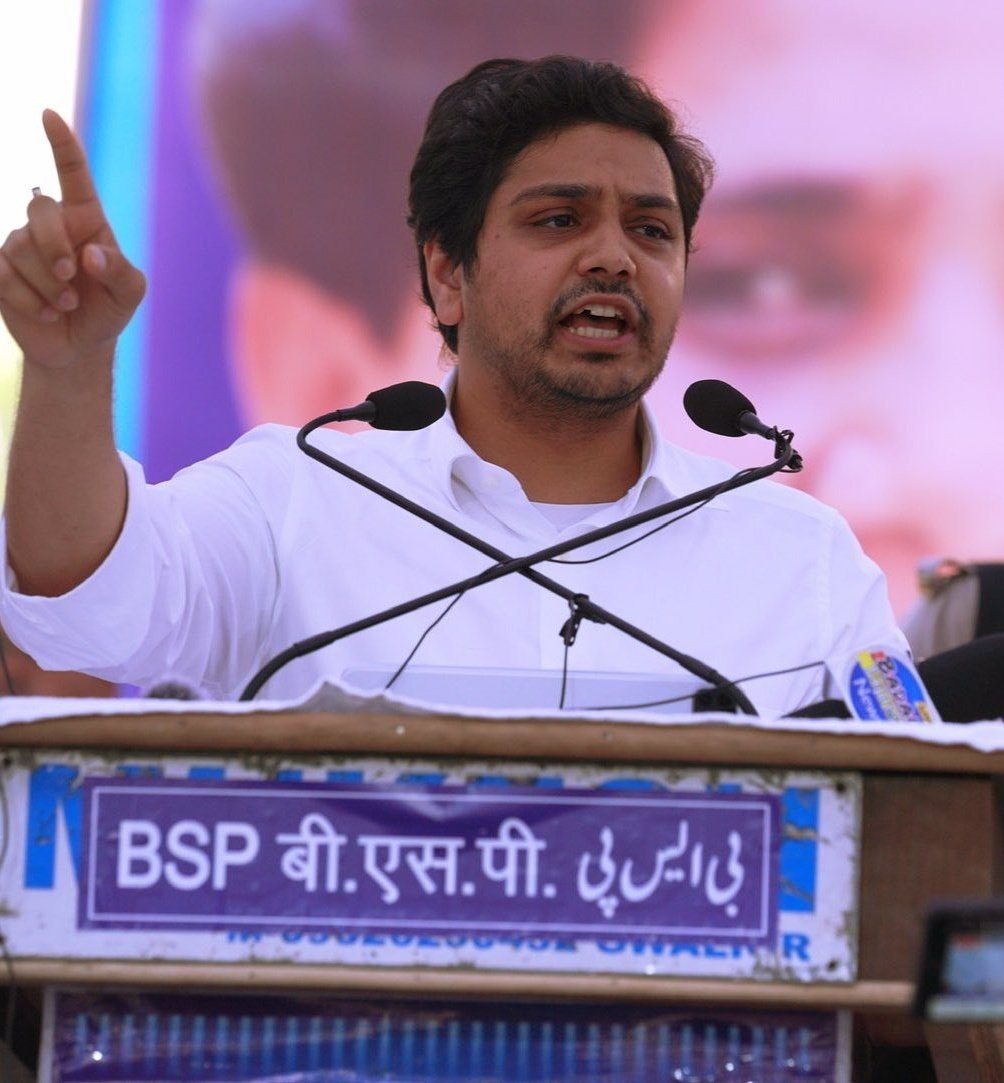 सोचकर देखिए तमाम हमलों व आंदोलनों के बावजूद <a href="/BhimArmyChief/">Chandra Shekhar Aazad</a> चन्द्रशेखर आजाद जो पूरे वर्ष सड़क पर संघर्ष करता है, उसे सुरक्षा नहीं मिली जबकि कल के आये एक लड़के, जिसकी कोई पहचान नहीं जो ईद के चांद की तरह निकलता है उसे कड़ी सुरक्षा दी जा रही है। 

सोचकर देखिए आखिर क्यों???????