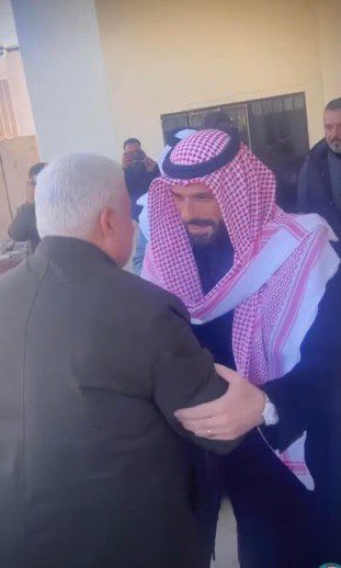 sjd_aljubori's tweet photo. كلٌ منهما كان يعتبر الثاني ارهابيا طائفيا 

اليوم علي الحاتم المطلوب للدولة سابقا بتهمة دعم الارهاب يستقبل فالح الفياض رئيس هيئة الحشد الشعبي الذي تأسس عام 2016 لمحاربة الحاتم ومن يؤيده بالأحضان!

ولا عزاء لنازحي جسر بزيبز ومغيبي الصقلاوية وجرف الصخر وعوائل جنود الحشد ... https://t.co/TxWHja5b16