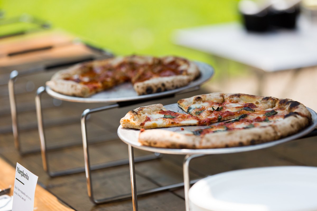 Slice, slice, hooray! 📷 Since every day is a good day for pizza, please your guests and provide a pizza buffet, pizza truck, or mobile pizza oven at your event! 📷
#ChicagoPizzaLover #ChicagoPizza #TheFoodTruckHub #ChicagoFoodTruckHub #ChicagoEventPlanner