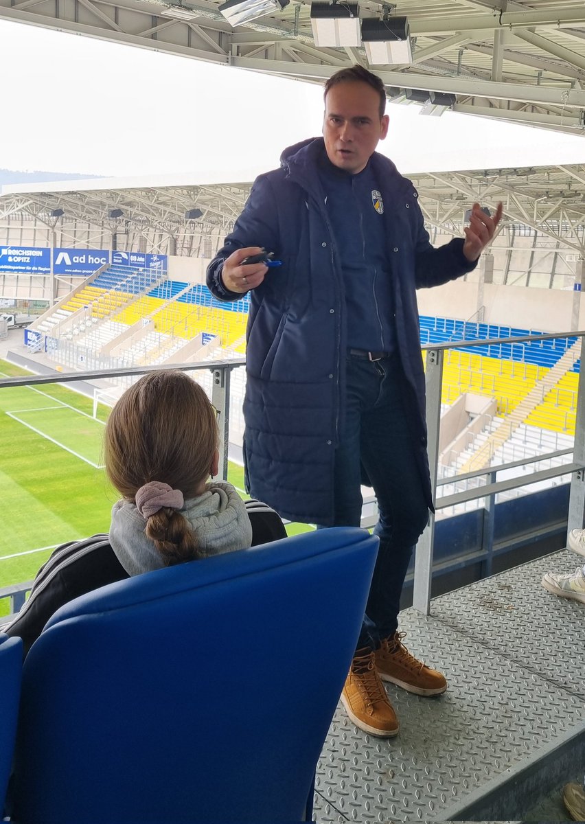 FanprojektJ's tweet photo. Heute Ende der Projektwoche "Europa ist ja hier!" von "Lernort Stadion" mit Klasse 8a der Trießnitzschule im Fanprojekt. Höhepunkt noch einmal die Stadionführung mit FCC-Pressesprecher Andreas Trautmann.
#LernortStadion #fanprojektjena #fccarlzeissjena #elf5 #ernstabbesportfeld https://t.co/kNZGay3Ftu