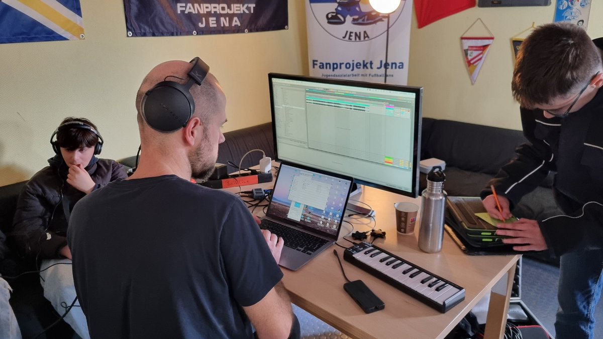 FanprojektJ's tweet photo. Heute Ende der Projektwoche "Europa ist ja hier!" von "Lernort Stadion" mit Klasse 8a der Trießnitzschule im Fanprojekt. Höhepunkt noch einmal die Stadionführung mit FCC-Pressesprecher Andreas Trautmann.
#LernortStadion #fanprojektjena #fccarlzeissjena #elf5 #ernstabbesportfeld https://t.co/kNZGay3Ftu