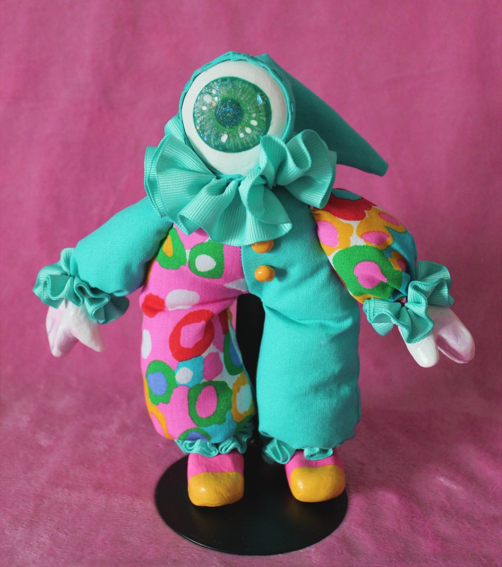 Eyeball clown doll friends 👁️ they have sparkly eyes (heads? faces?)