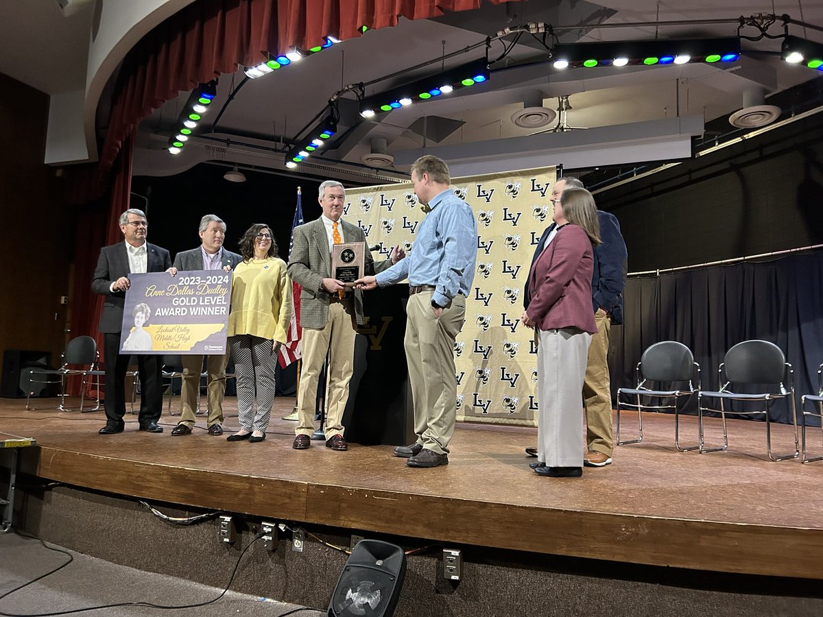 Congratulations to our seniors for winning the Anne Dudley Dallas Gold Level Award! 100% are registered to vote. Thank you to <a href="/tnsecofstate/">Tre Hargett</a> Commissioner Joe Graham <a href="/1ChipHenderson/">Chip Henderson</a> <a href="/JillBlackD11/">Jill Black</a> and <a href="/HamCoTNGov/">Hamilton County, Tennessee</a> Scott Allen for honoring our students!