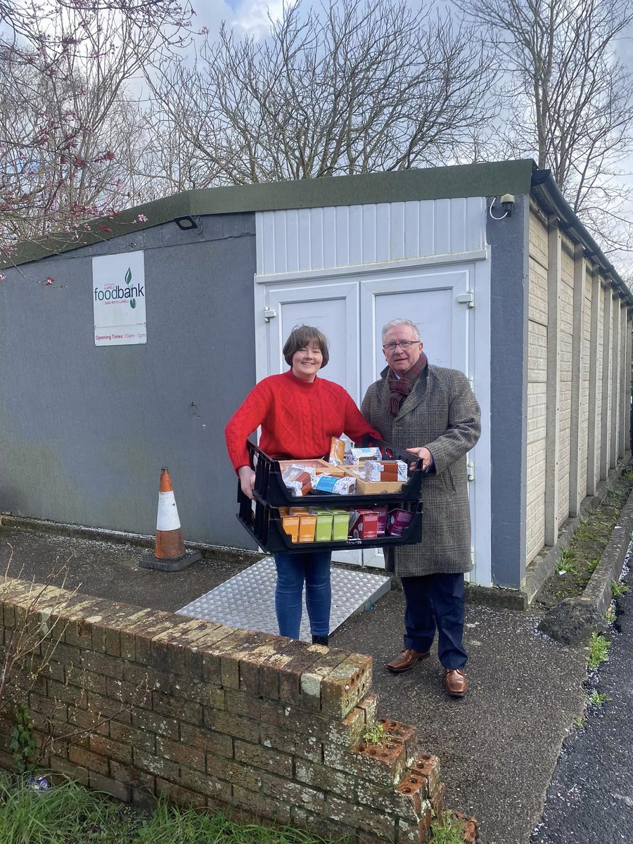 Proud support our local community.

Our General Manager had a warm welcome at
Llanelli Foodbank earlier this morning when he called in to donate the sandwiches and wraps which were ordered for today’s abandoned race meeting.

#RandomActsOfWelshness #MeetInWales #DyddGwylDewi