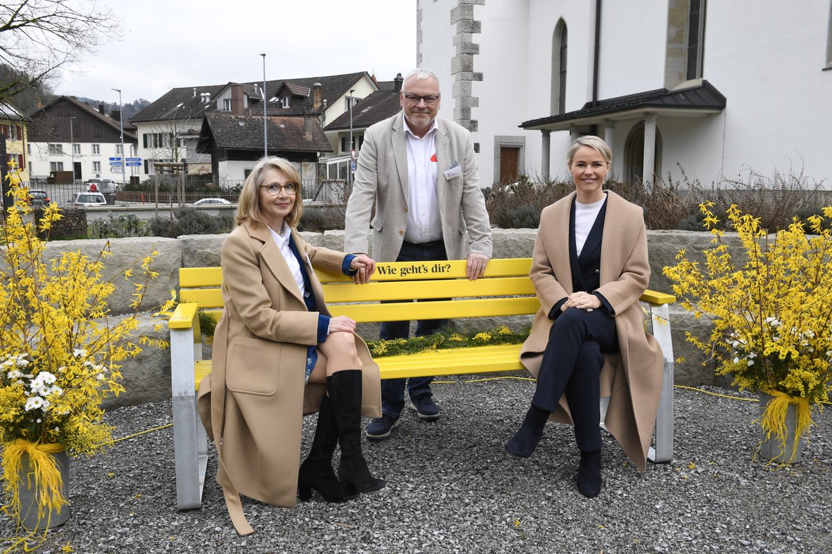 Anlässlich des #TagderKranken weihte Regierungsrätin Natalie Rickli in #Turbenthal die erste «Wie geht’s dir»-Bank im Kanton ein.

Zur Medienmitteilung: zh.ch/de/news-uebers…

Mehr über die «Wie geht’s dir»-Kampagne: gesundheitsfoerderung-zh.ch/themen/psychis…