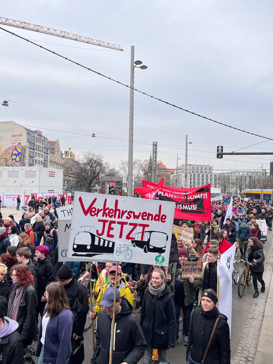 Oekoloewe's tweet photo. Wir Ökolöwen waren heute mit über 2.000 Menschen auf dem #Klimastreik in #Leipzig. 
Wir fordern von Bund, Land und Stadt: Beschleunigt jetzt die #Verkehrswende!
#29EuroTicket #Radwege #Tempo30 https://t.co/1GczonUj5m
