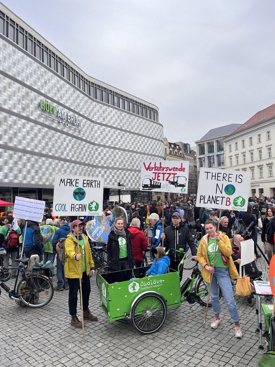 Wir Ökolöwen waren heute mit über 2.000 Menschen auf dem #Klimastreik in #Leipzig. 
Wir fordern von Bund, Land und Stadt: Beschleunigt jetzt die #Verkehrswende!
#29EuroTicket #Radwege #Tempo30