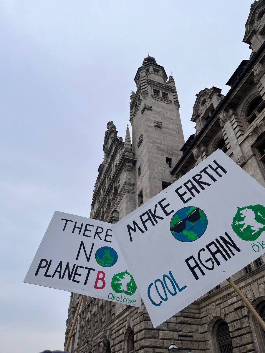 Oekoloewe's tweet photo. Wir Ökolöwen waren heute mit über 2.000 Menschen auf dem #Klimastreik in #Leipzig. 
Wir fordern von Bund, Land und Stadt: Beschleunigt jetzt die #Verkehrswende!
#29EuroTicket #Radwege #Tempo30 https://t.co/1GczonUj5m