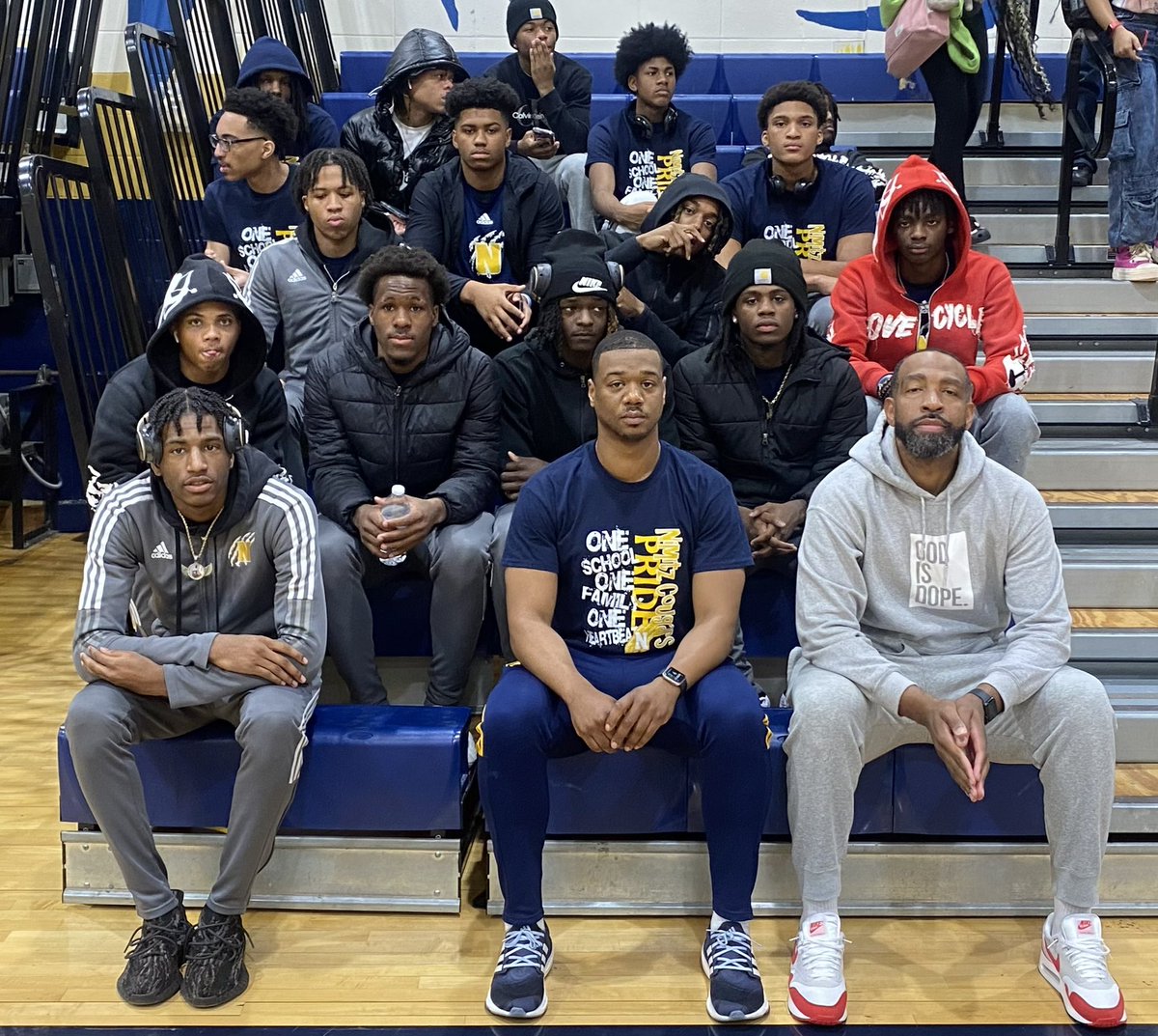 HoopsCoogs's tweet image. Thank you @MrWStewart Ms. Yancy and Ms. Lopez for sending our boys off THE RIGHT WAY. Off to Lufkin we go #OneHeartbeat