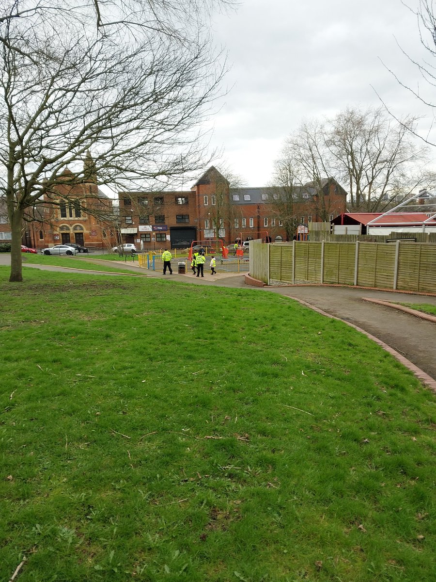 If you noticed George Street Park was looking cleaner it's all thanks to our Junior PCSOs @arktindal. We are very proud of their hard work 👏 @ne