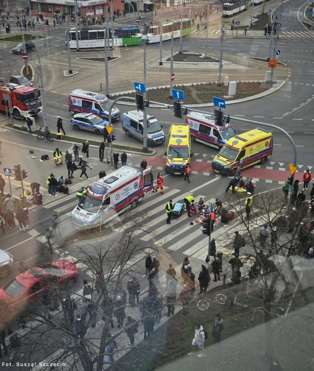 thepolandnews_'s tweet photo. Policja przekazała nowe ustalenia ws. wypadku, w którym samochód osobowy wjechał w grupę ludzi, a następnie odjechał i uderzył się z trzema innymi pojazdami przy placu Rodła w Szczecinie.

 - Kierowca to osoba narodowości polskiej, mieszkaniec Szczecina. Nie był to żaden akt terrorystyczny - informuje mł. asp. Paweł Pankau z Komendy Miejskiej Policji w Szczecinie.