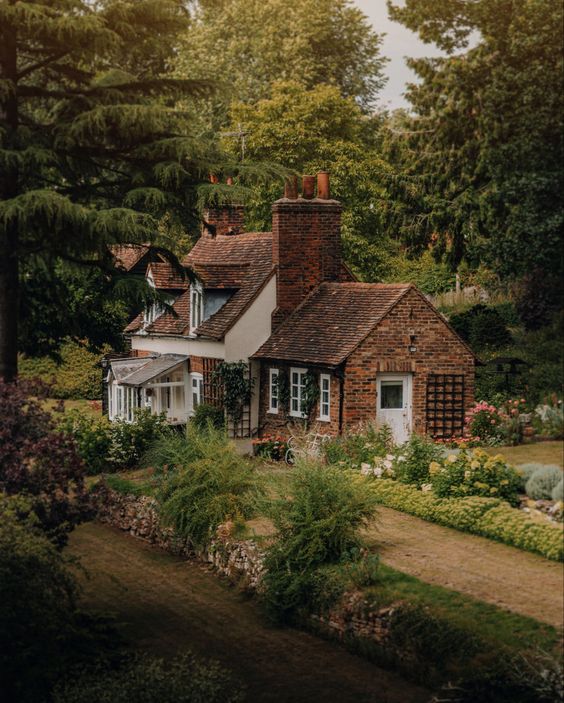 NostAcademia's tweet photo. Idyllic cottages, England 🤎 Cottagecore https://t.co/LAEGYwRXfD