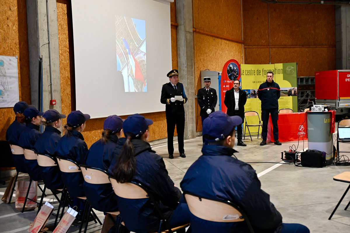 Prefet37's tweet photo. #SNU | Mission d'intérêt général

Guillaume Saint-Cricq, secrétaire général adjoint de la préfecture, était présent au @sdis37 pour remettre aux 7 volontaires âgés de 15 à 17 ans leurs diplômes et attestations.

👩‍🚒👨‍🚒Les 5 filles et 2 garçons ont pu découvrir, au cours de ces quelques jours, les activités et missions des sapeurs-pompiers.

👮Cette mission s’est démarquée puisqu’un           partenariat fort avec les @Cadets37  s’est créé autour de la thématique de la #sécuritéroutière.
Les jeunes ont travaillé ensemble sur la création d’un flyer, que les cadets distribuent maintenant au cours de leur propre mission d’intérêt général.

🚒Un exercice NOVI -  « accident de la route » a été organisé le 13 janvier 2024 afin de tester la réactivité opérationnelle. Les 36 volontaires du SDIS et de la @Gendarmerie_037 y ont participé en qualité de « victimes ».

Enfin, une visite parisienne commune a été organisée avec tous les jeunes au programme :
- espace muséal de la brigade de sapeurs-pompiers de Paris
- visite du @Senat
- cérémonie de ravivage de la flamme sous l’arc de triomphe.

#Jeunes #Mission #Gendarmerie