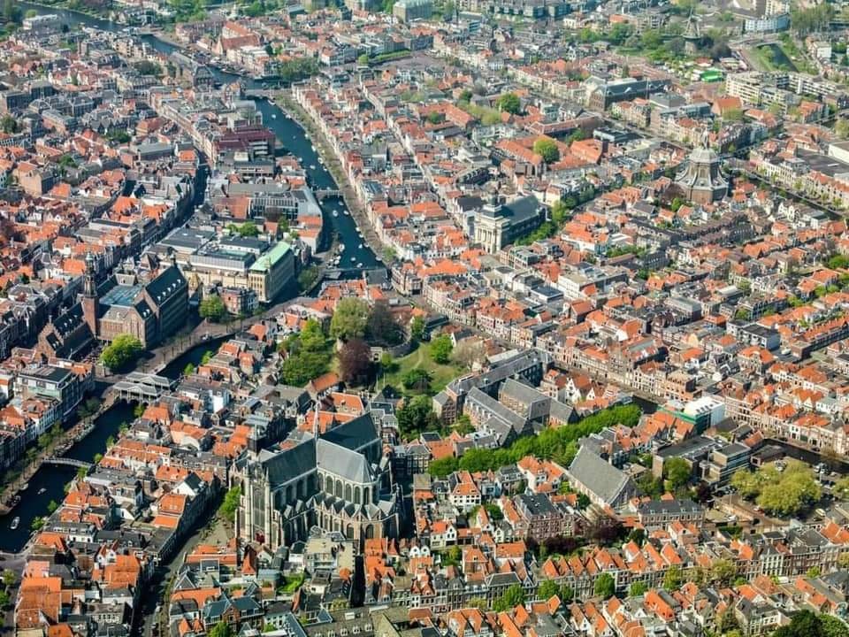 GemeenteLeiden's tweet photo. Afgelopen week zijn ’s avonds en ‘s nachts in het centrum van Leiden vrouwen lastiggevallen. Dit is onaanvaardbaar en er wordt onderzoek gedaan. Wij vragen inwoners om goed op elkaar te letten. Ziet u verdacht gedrag of bent u zelf slachtoffer? Neem contact op met de politie. https://t.co/o239UdXGFa