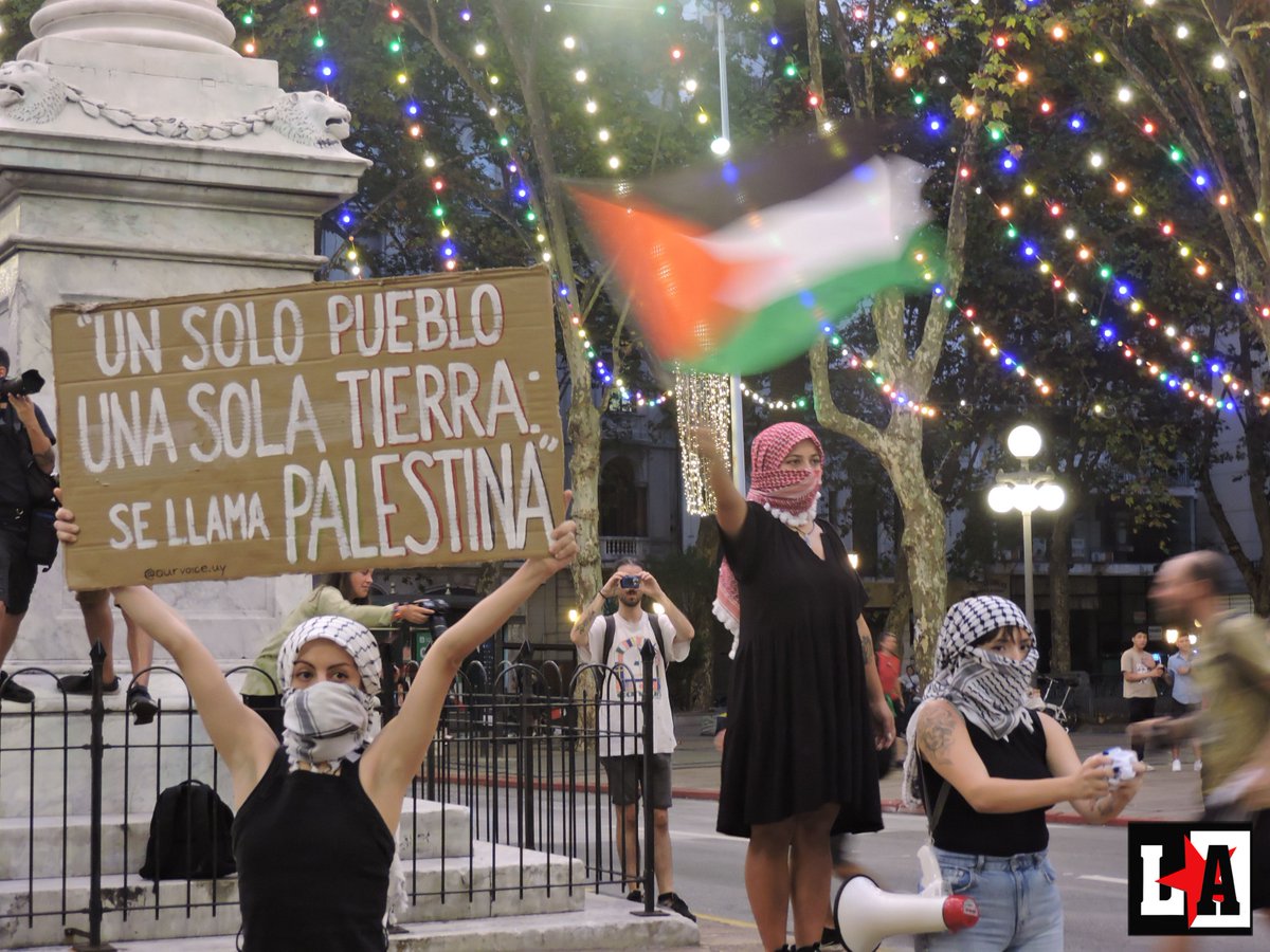 LiberarceUY's tweet photo. Una multitud de pueblo por Palestina. Basta de genocidio! Palestina Libre! Desde explanada de intendencia hasta torre ejecutiva. Montevideo, Uruguay #Liberarce @embpalestinauru @HoyPalestina https://t.co/fIzPjl6IRA