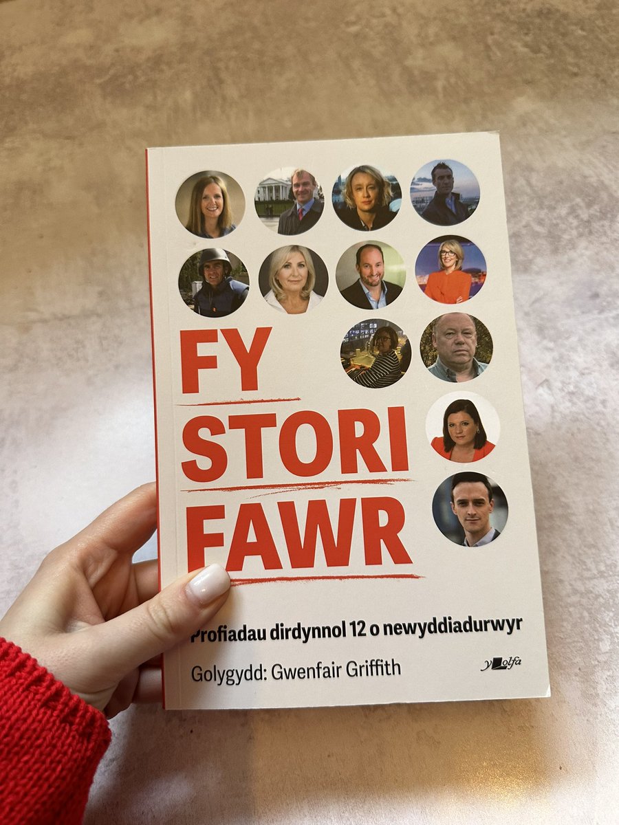 Rili di mwynhau hwn - fy mharch at newyddiadurwyr wedi chwyddo x100.

Straeon dirdynnol ac ysgytwol gan rai o newyddiadurwyr blaenllaw Cymru.

Llongyfarchiadau @gwenfair_ ar gyfrol unigryw ac arbennig.