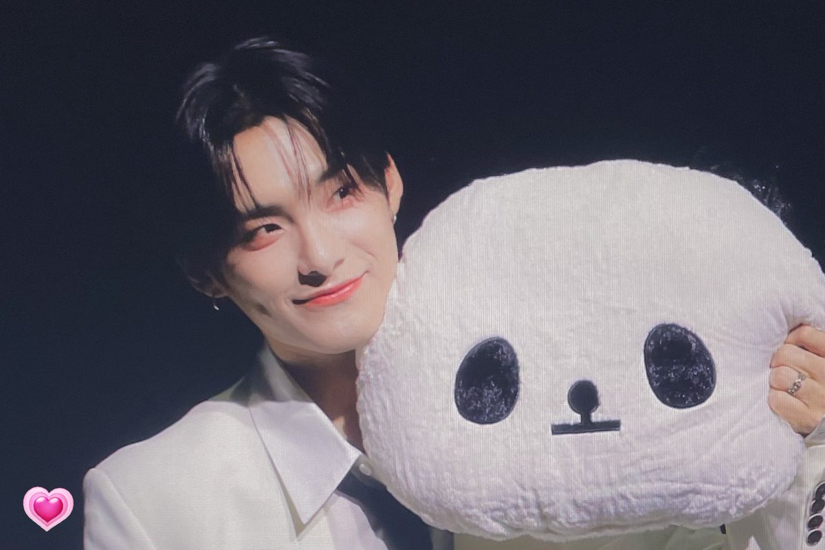 record462's tweet photo. 240301 pre.
Say hi to Junhee’s best friend🐼💗
 #박준희 #에이스 #Junhee https://t.co/pwC2YZGlFv